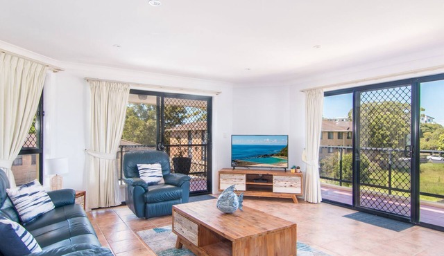 Horizons 8 on the lake