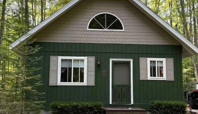 Horn HideAway: Wooded Cottage, Kayakers Welcome!