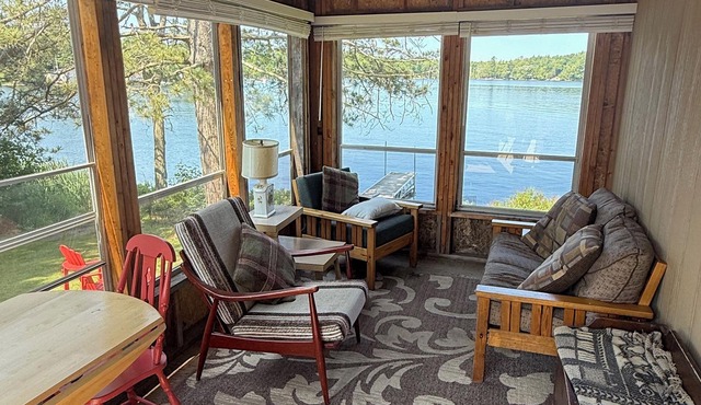 Horn Lake, Lakefront Cottage (4 Season), Burk's Falls