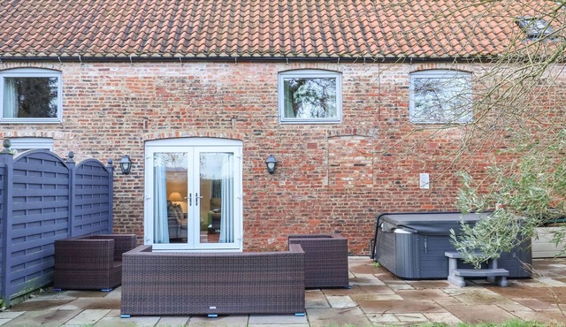 HORNINGTON LODGE, romantic, with hot tub in Tadcaster