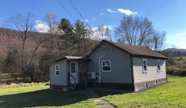 Horns Cabins - Allegheny Cabin by the roadside