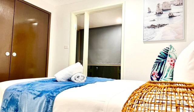 Hornsby 5BR Peaceful Oasis with Wifi & Garage