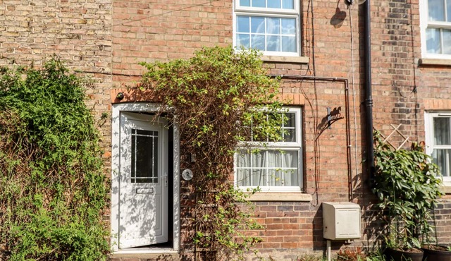HORNSEA COTTAGE, pet friendly, with open fire in Leven Near Beverley
