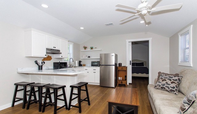 Horse and Bourbon Lover’s Farm Cabin - 2 bed/2 bath in Versailles, KY