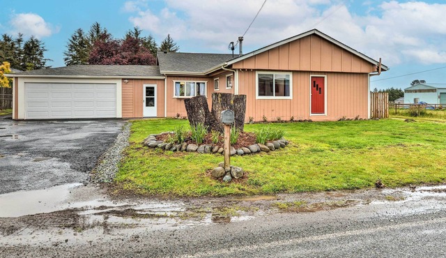 Horse and Dog-Friendly Home Near Redwoods!