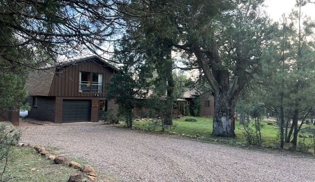 Horse friendly Mountain Hideaway under the rim with scenic views!