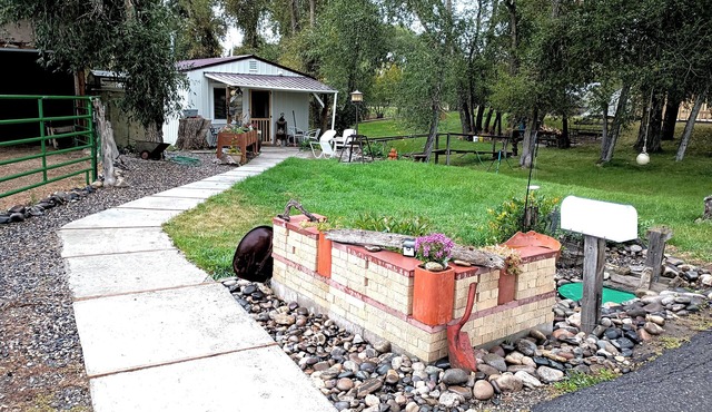Horse-Heaven Cowgirl-Chic Bunkhouse on Baker Creek, 10 mins from Bozeman Airport
