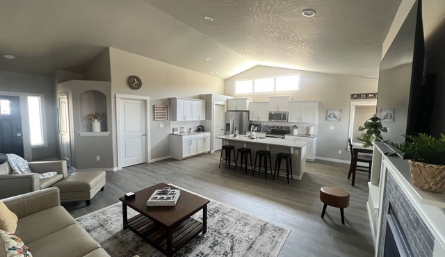 Horse Heaven Hills House, New 3 bedroom 3 bath, with territorial views.