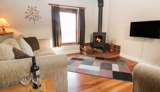 HORSE MILL LODGE, with open fire in Taddington