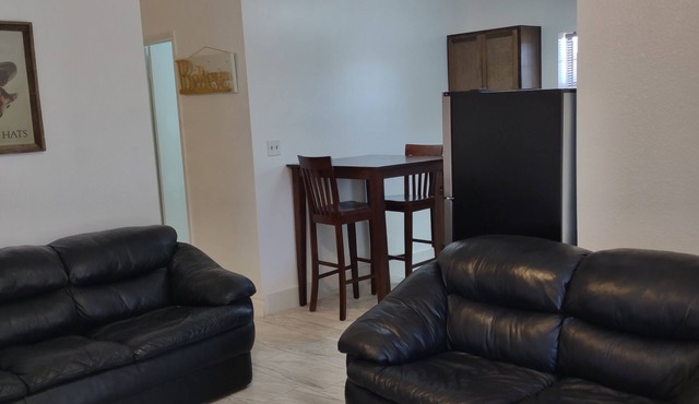 Horse Ranch House 2 miles to Austin, Remodeled, Relaxed Atmosphere, SXSW Near