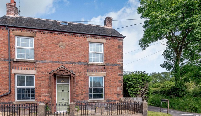 HORSE SHOE COTTAGE, pet friendly, character holiday cottage in Leek