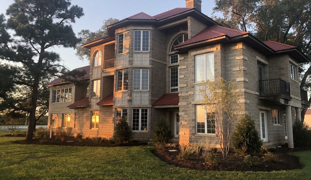 Horse stable 10 minutes North of Le Claire, Iowa