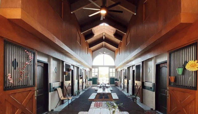 Horse Stall Suite 5 UNCLE ALDUS B & B!