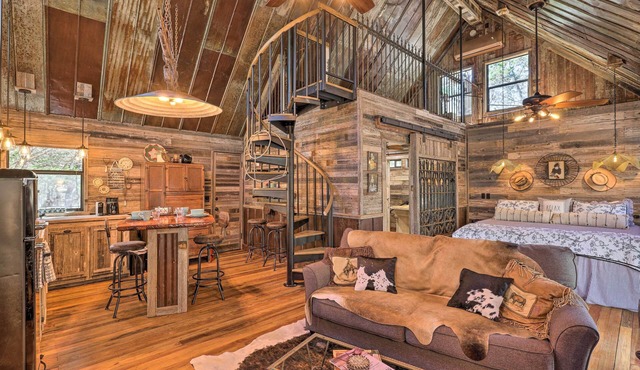'Horse Thief Inn' Cabin Retreat w/Deck & Hot Tub!