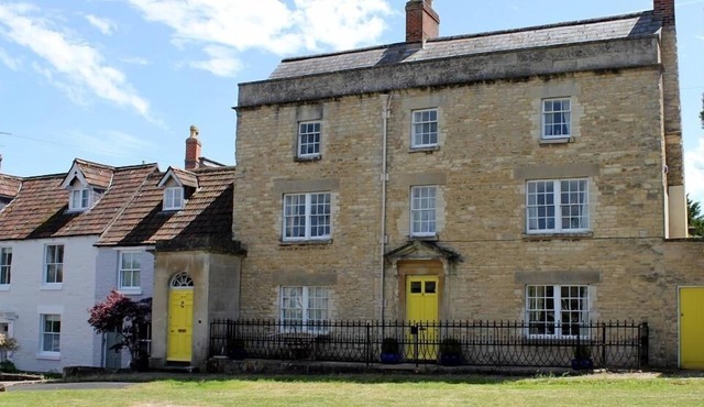 HORSEBROOK HOUSE APARTMENT, pet friendly, with open fire in Calne
