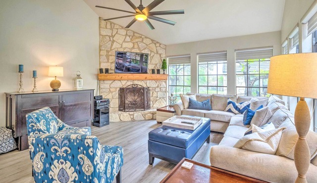 Horseshoe Bay Townhome w/Patio & Outdoor Pool!