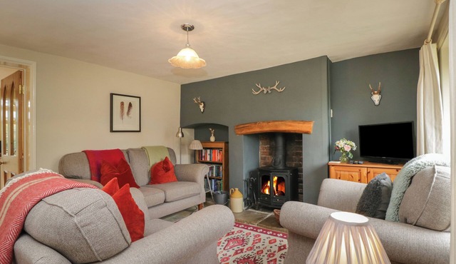 HORSESHOE COTTAGE, pet friendly, with open fire in Hook Norton