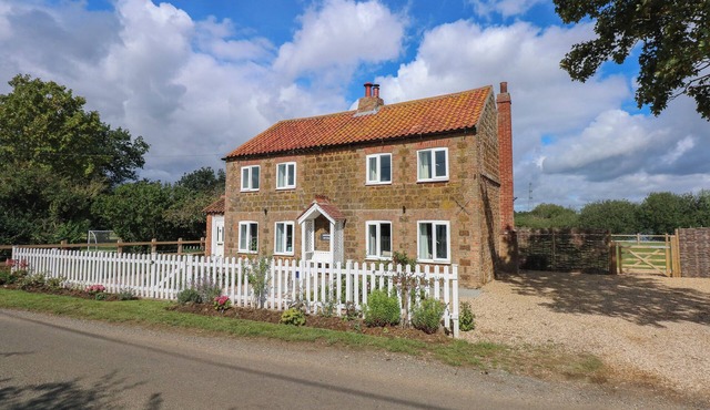 HORSESHOE COTTAGE, pet friendly, character holiday cottage in Pentney