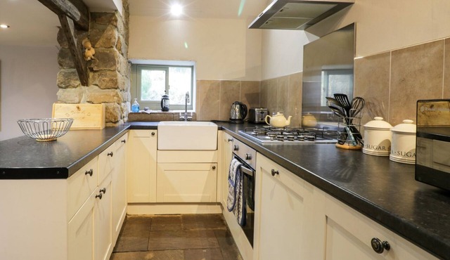 HORSESHOE COTTAGE, pet friendly, with a garden in Great Ayton