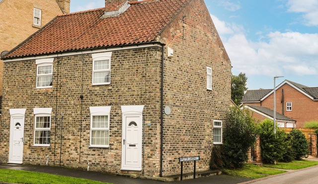 HORSESHOE COTTAGE, romantic, character holiday cottage in South Cave