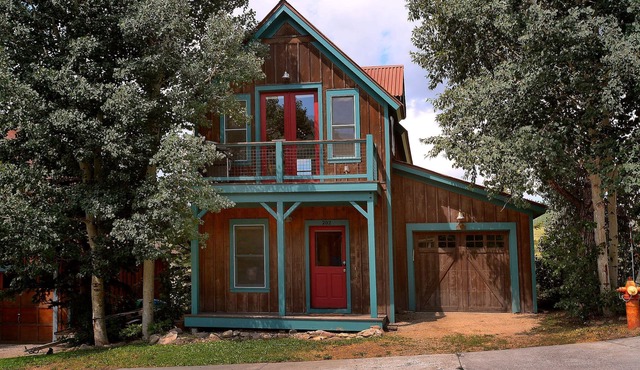 Horseshoe House, Close to shuttle, Pitchfork.