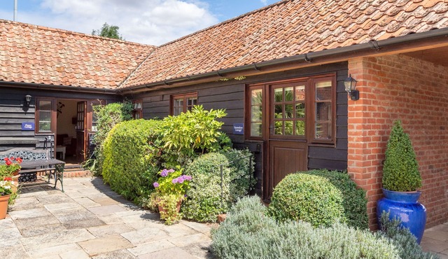 HORSESHOE, pet friendly, country holiday cottage in Little Glemham