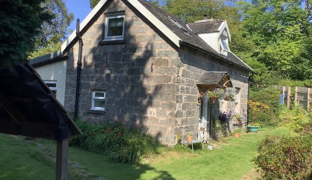 HORSLEY COTTAGE, pet friendly, character holiday cottage in Strontian