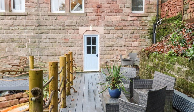 HORTON LODGE BOATHOUSE, pet friendly, with hot tub in Rudyard Lake