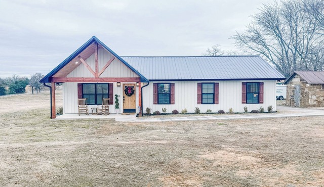 Horton LodgennCharming new 3-bedroom 2 bath lodge with WiFi in serene Stigler