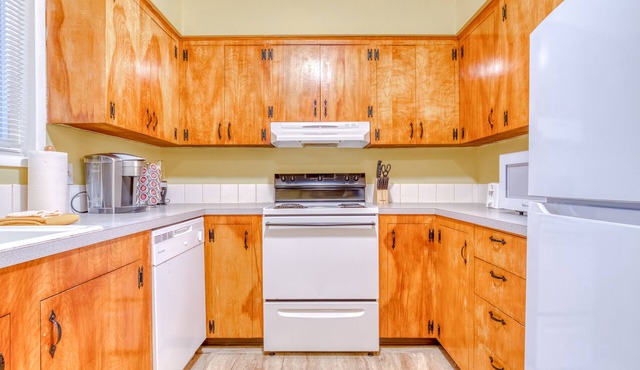 Hospitable duplex with wood-burning fireplace, washer/dryer, & full kitchen