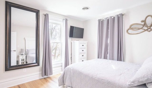 HOSPITAL HAVEN LUXURY LIVING STEPS FROM OSF HOSPITAL WITH PRIVATE PARKING!