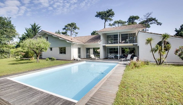 Hossegor Air-conditioned villa sleeps 10 with heated pool