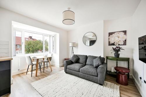 Host My Nest - 1 Bed Apartment with Parking Wembley