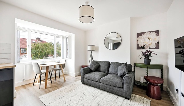 Host My Nest: 1-Bed w/Parking Near Wembley