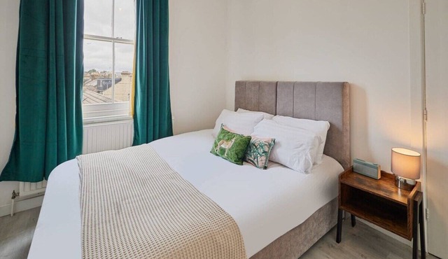 Host & Stay | Cosy Twickenham Rugby Gem