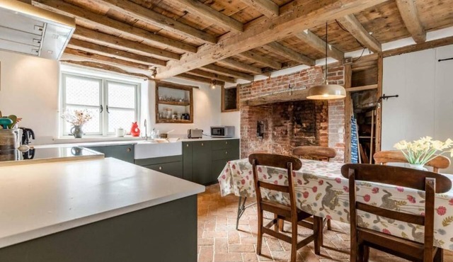 Host & Stay | White End