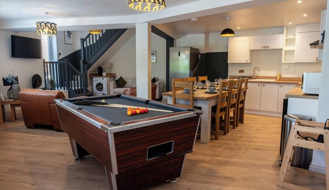 Hosta House - Cotswold's Cosy 5 Bed Home - Pool Table - Near Canal