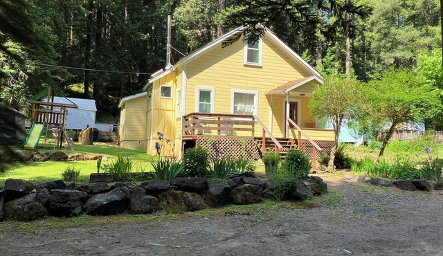 Hosted Stay-Room in Beautiful Historic Home - Close to Wine Waves & Woods