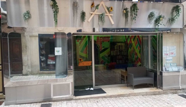 Hostel close to shops, fast food, bars, buses. Ideal for families