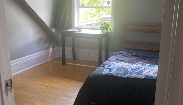 Hostel Gladstone Ottawa Ontario rooms availability confortable near parliament.