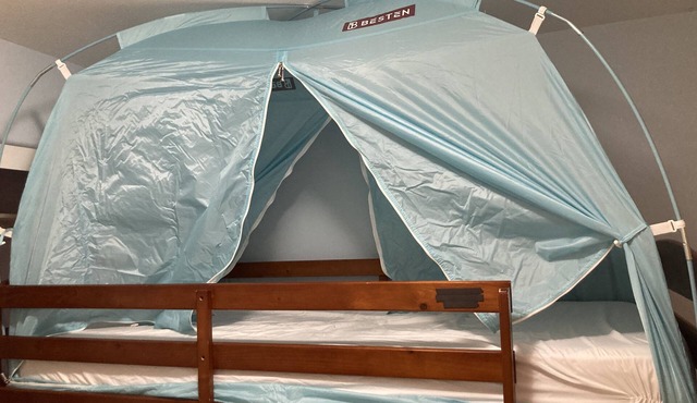 Hostel-style Ladies getaway: Top Bunk