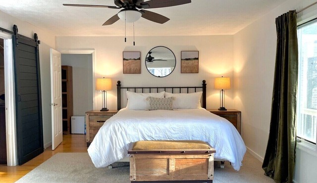 Hosts groups up to 13; relax with the whole crew at this private, peaceful getaway