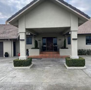 Hosts on the Coast Country Retreat