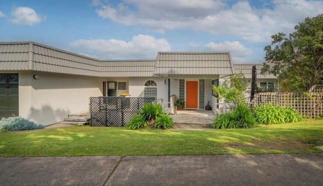 Hosts on the Coast Harbour Lights