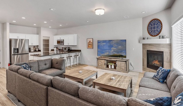 Hosts up to 8! Family and Pet Friendly! Close to Grand Canyon, Bearizona, Flagstaff, Williams