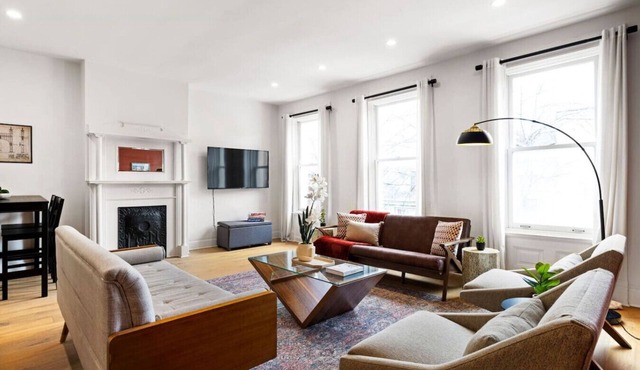 ★HostWise Stays★ Exposed Beams, Modern Vintage War Streets Charmer!