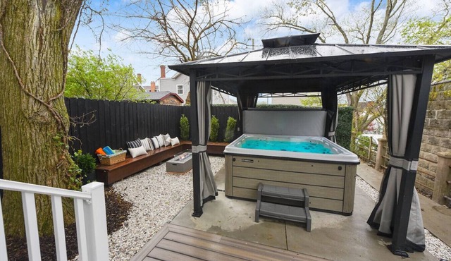 ★ HostWise Stays ★ Family Getaway - Game Room & Hot Tub , Parking - Prime Spot