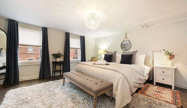 ★ HostWise Stays ★ Off-Street Parking, King Bed, Amazing War Streets!