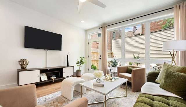 ★ HostWise Stays ★ Pet Friendly, Balcony & Patio, and an easy walk to bars & restaurants!