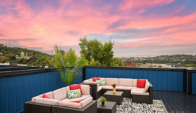 HostWise Stays - Stylish Getaway with Rooftop Deck, BBQ & Garage